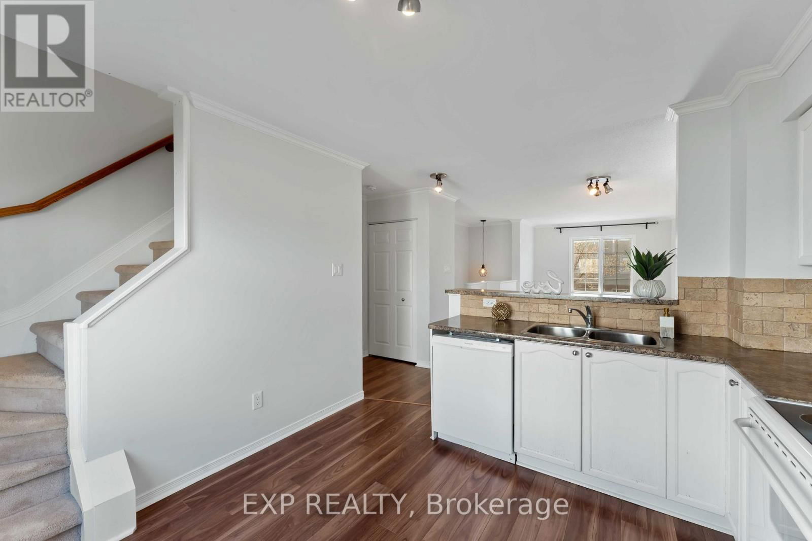 21 YORKVILLE STREET Image 11