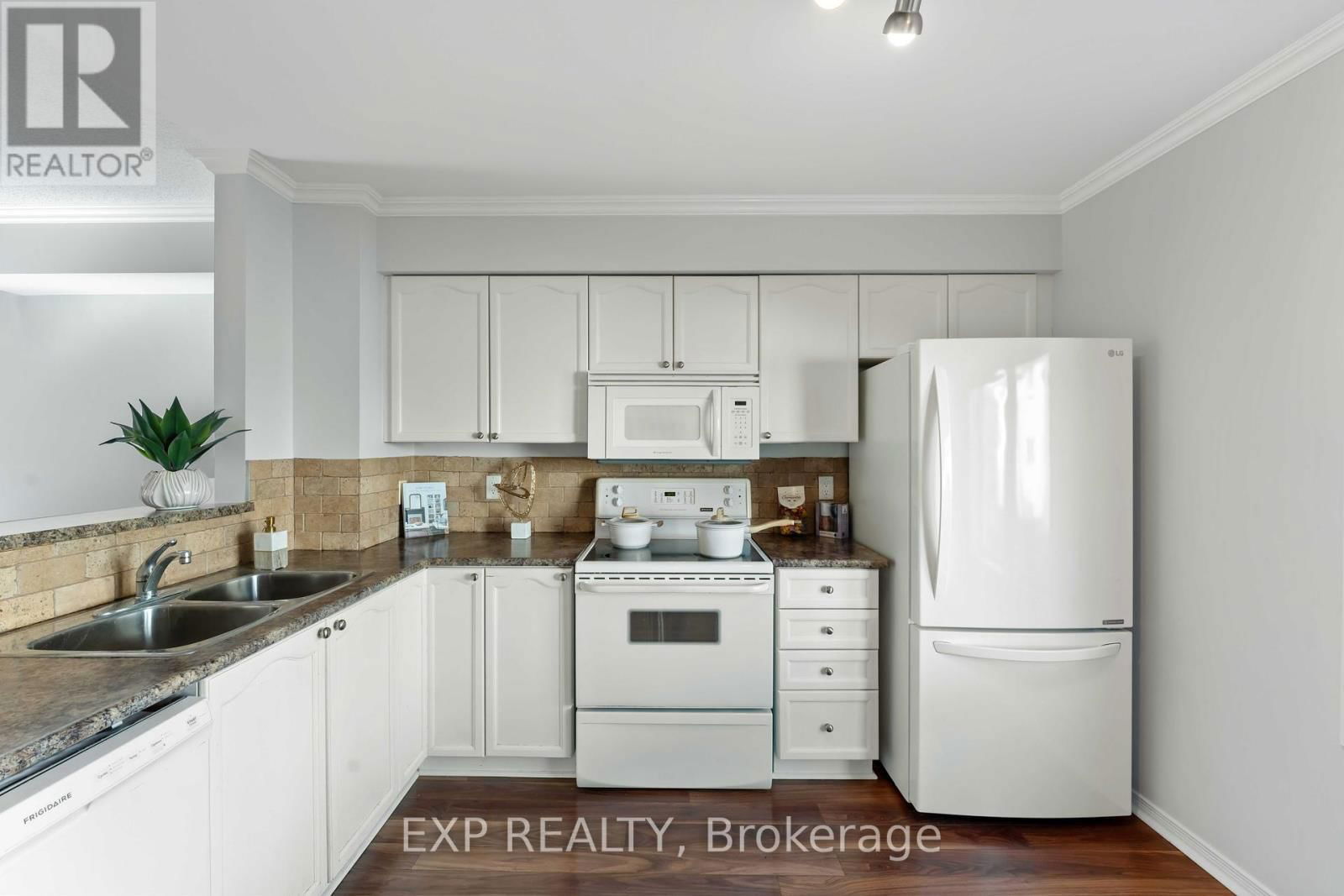 21 YORKVILLE STREET Image 9