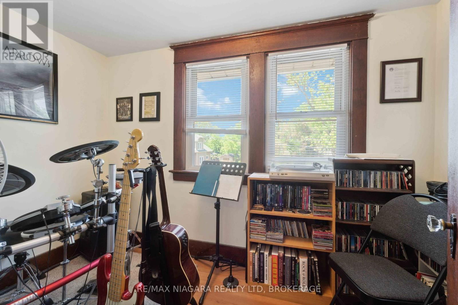 305 EMERICK AVENUE Image 12