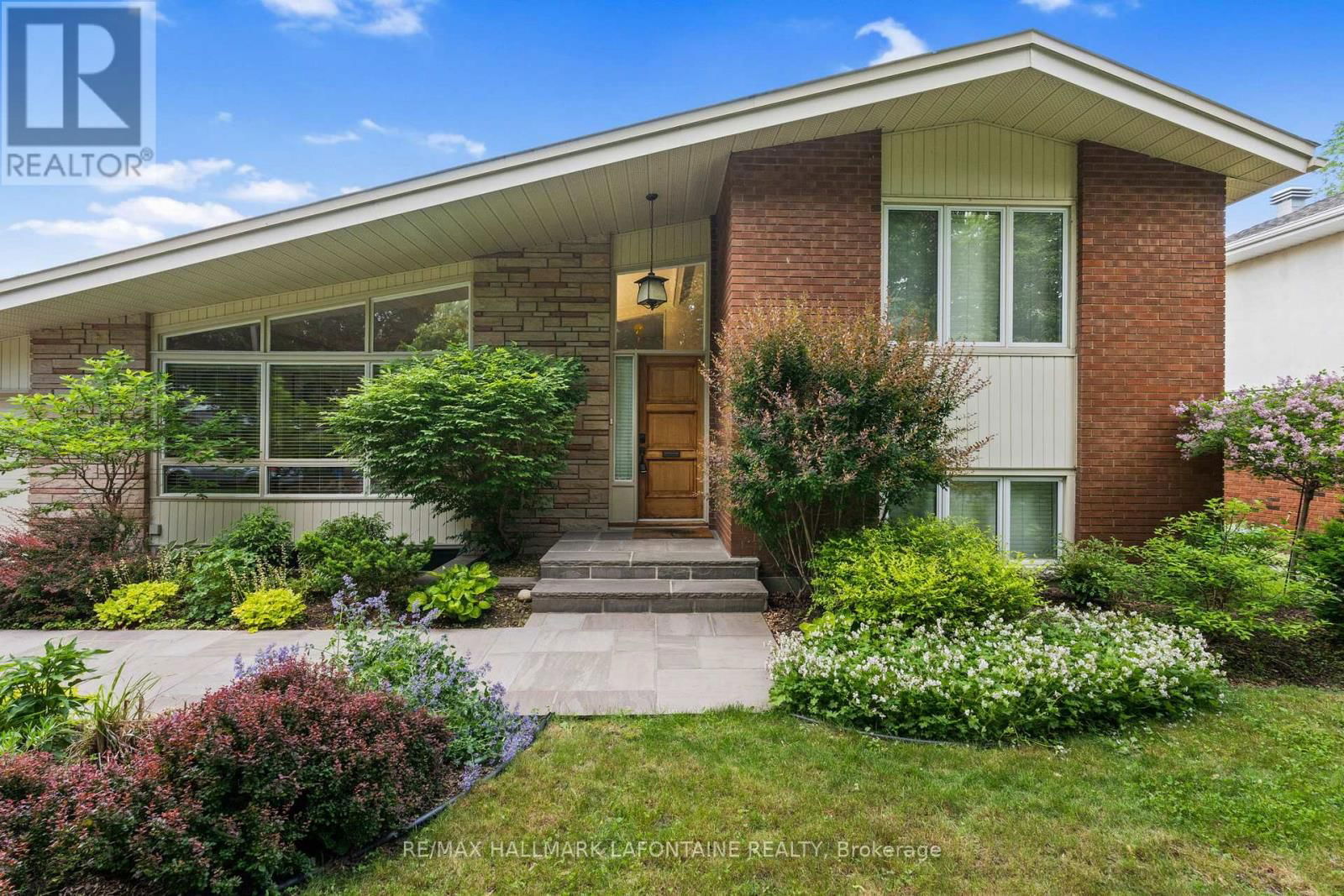 1886 RIDEAU GARDEN DRIVE Image 1