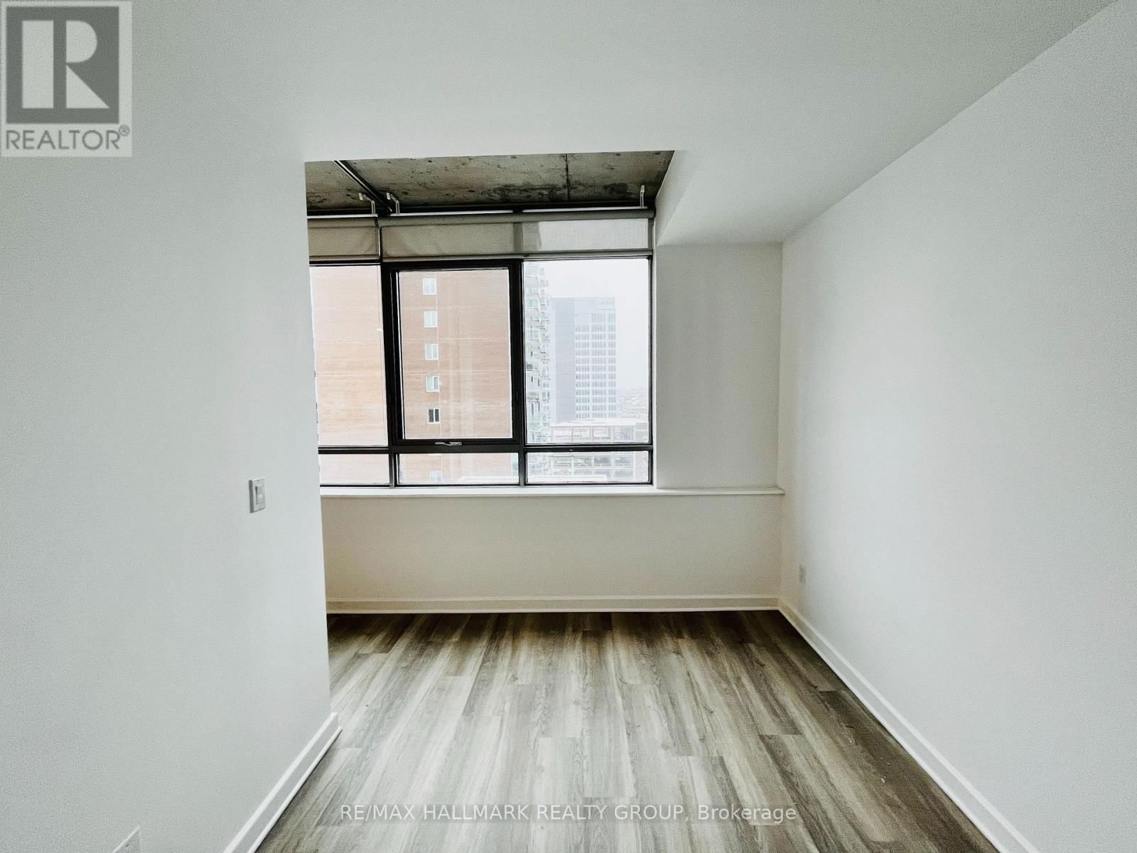 910 - 180 YORK STREET Image 3
