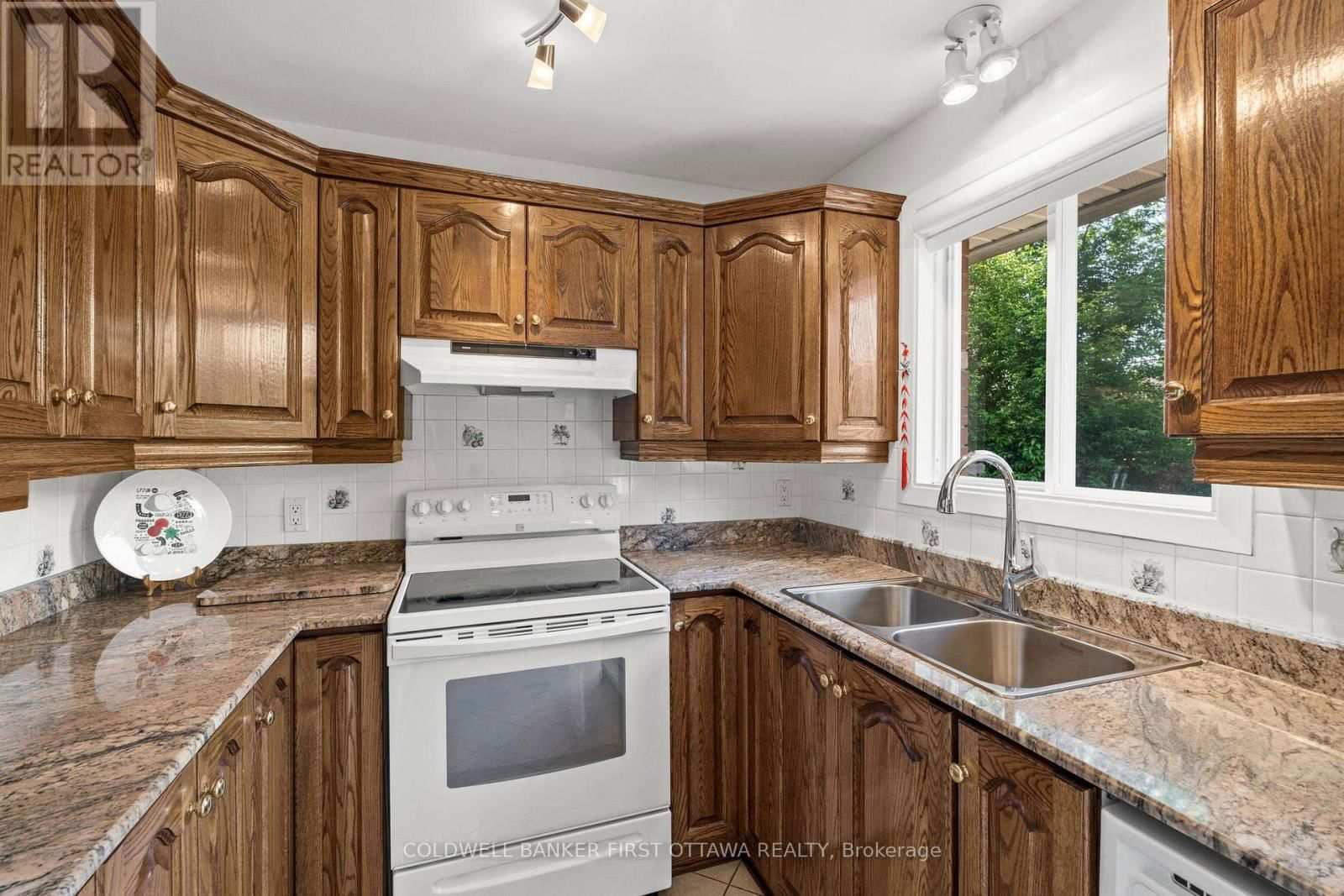 63 MEADOWLANDS DRIVE WEST Image 12