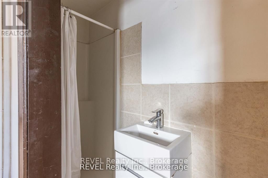 92 1/2 WELLAND AVENUE Image 8