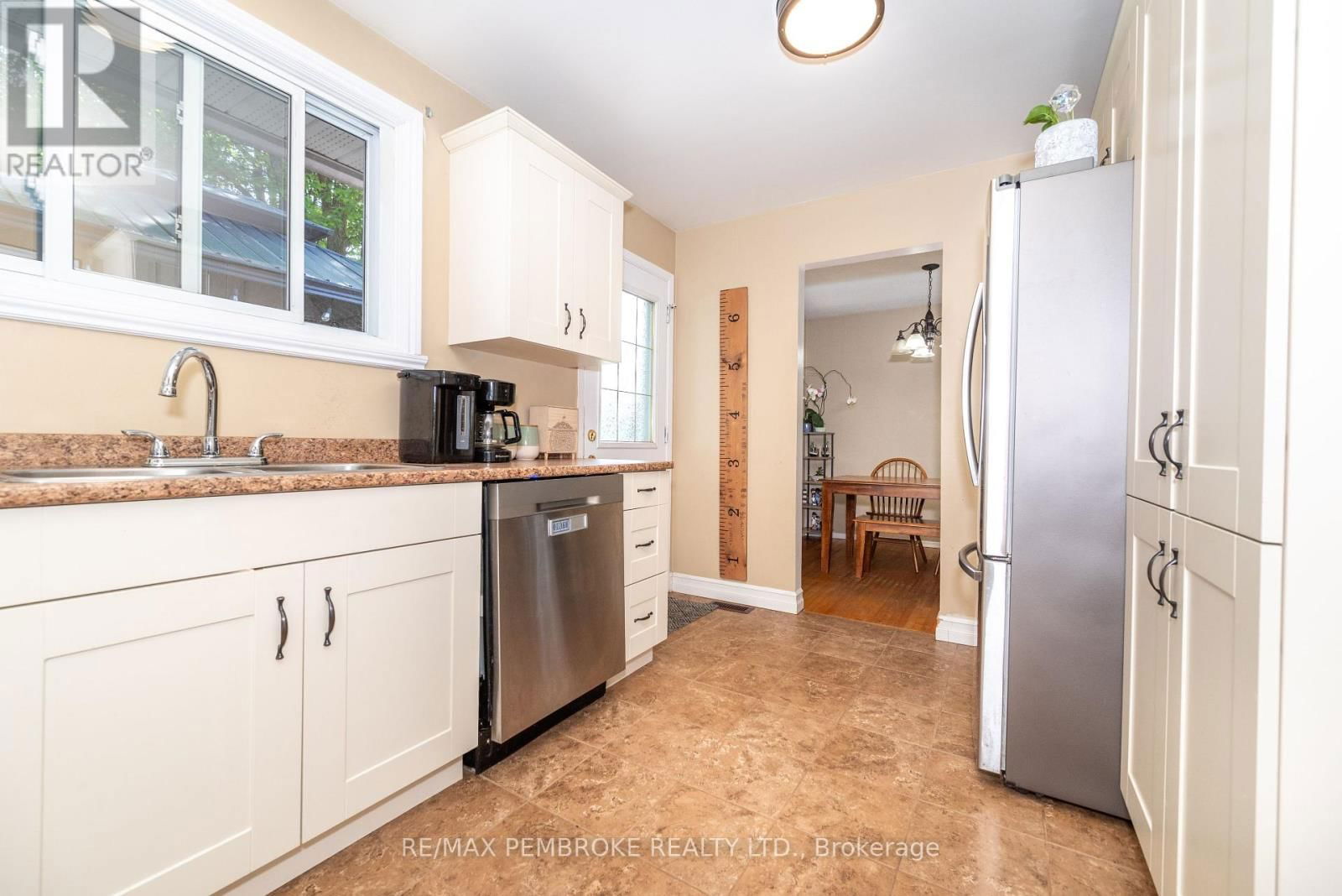 10 PINE PLACE Image 18