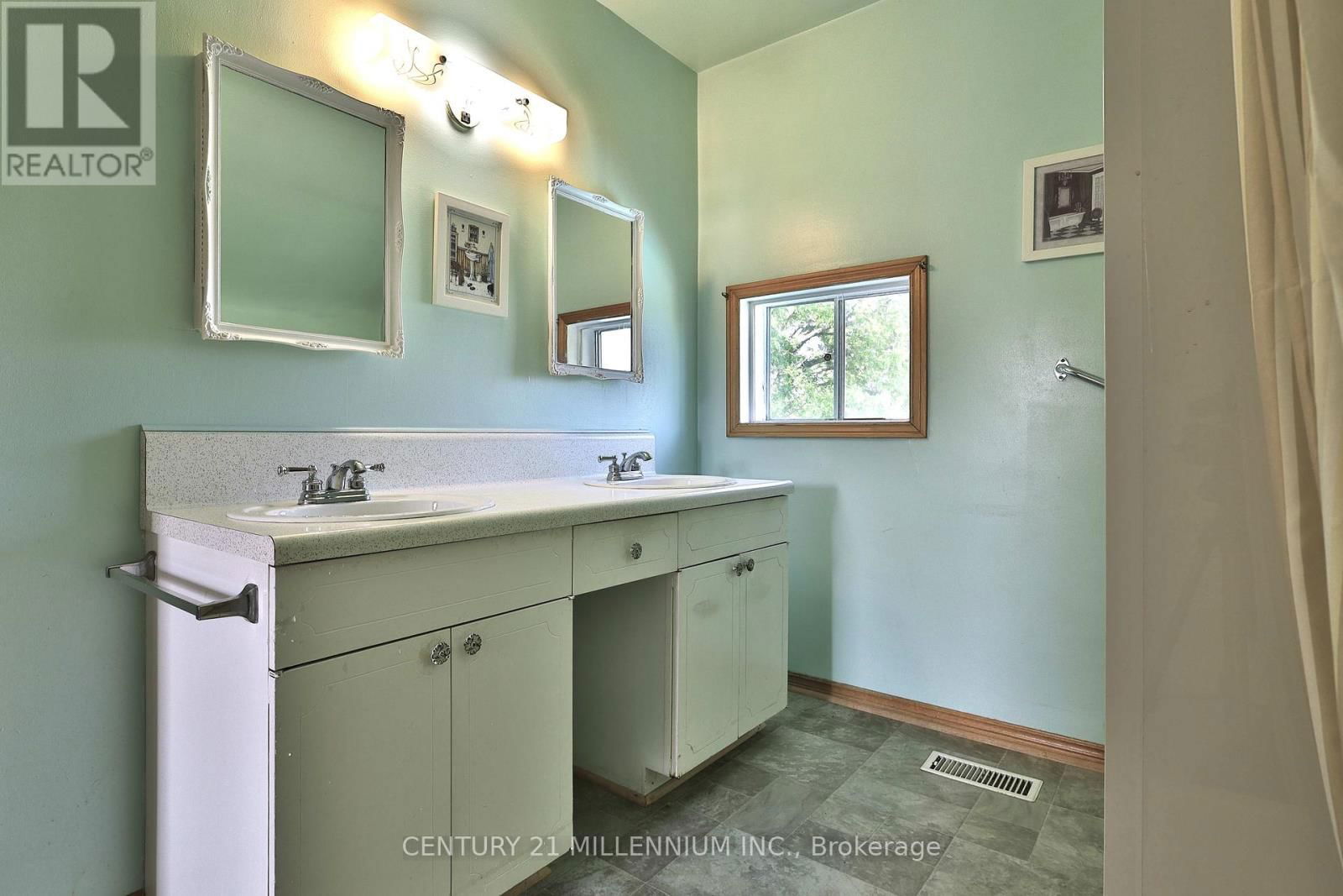 835526 4TH LINE Image 31
