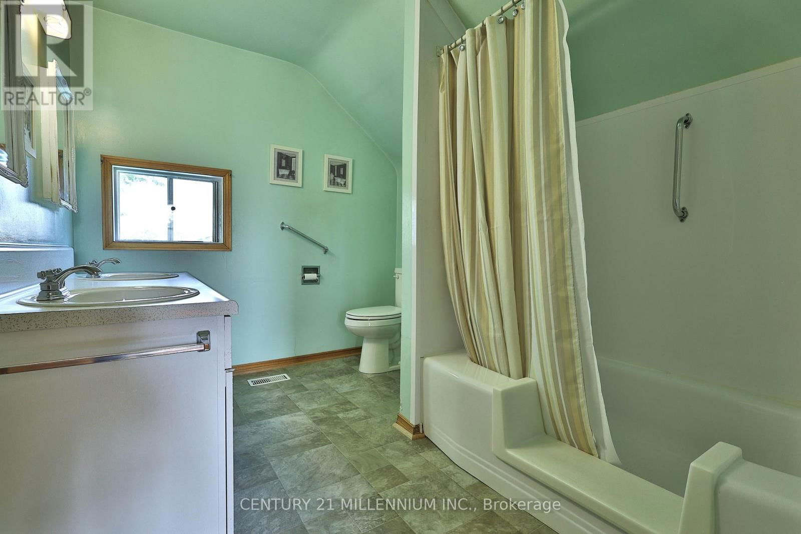 835526 4TH LINE Image 32