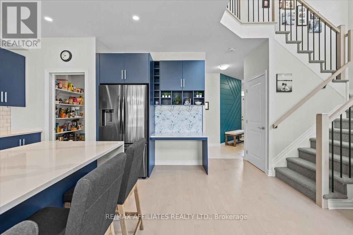 329 SPREADWING WAY Image 12