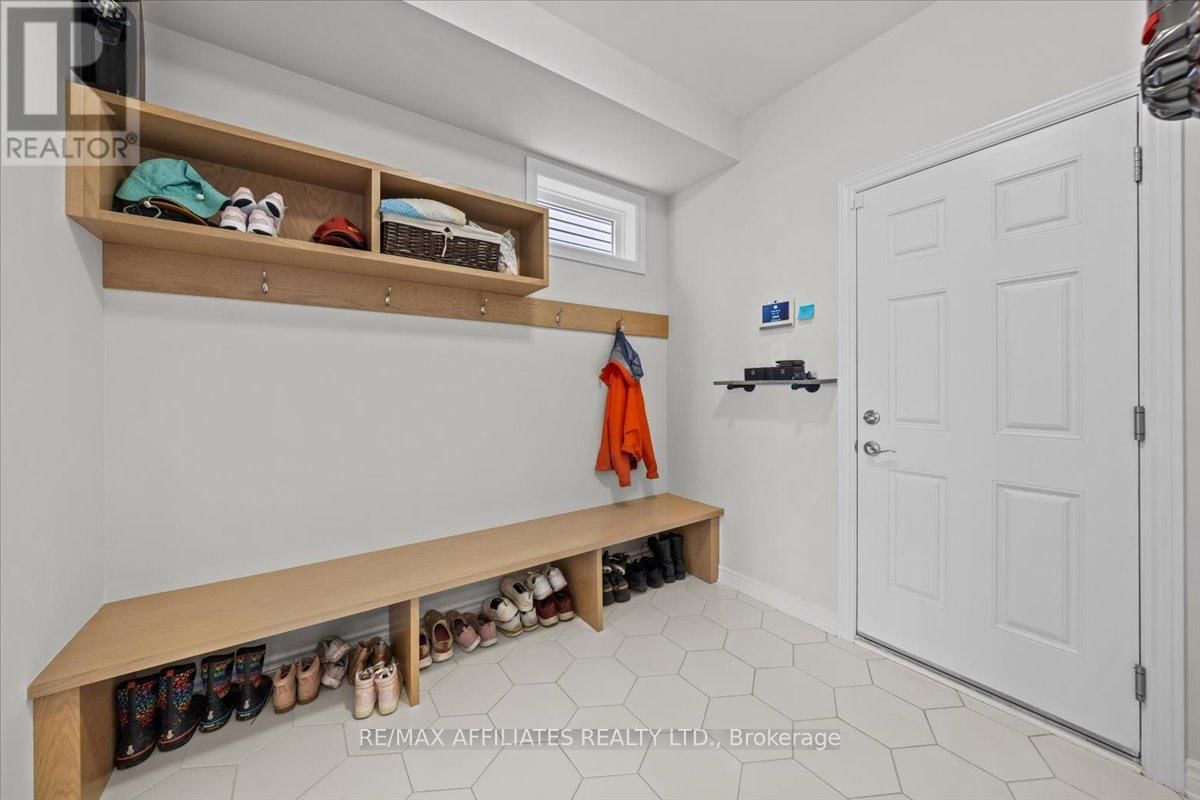 329 SPREADWING WAY Image 13