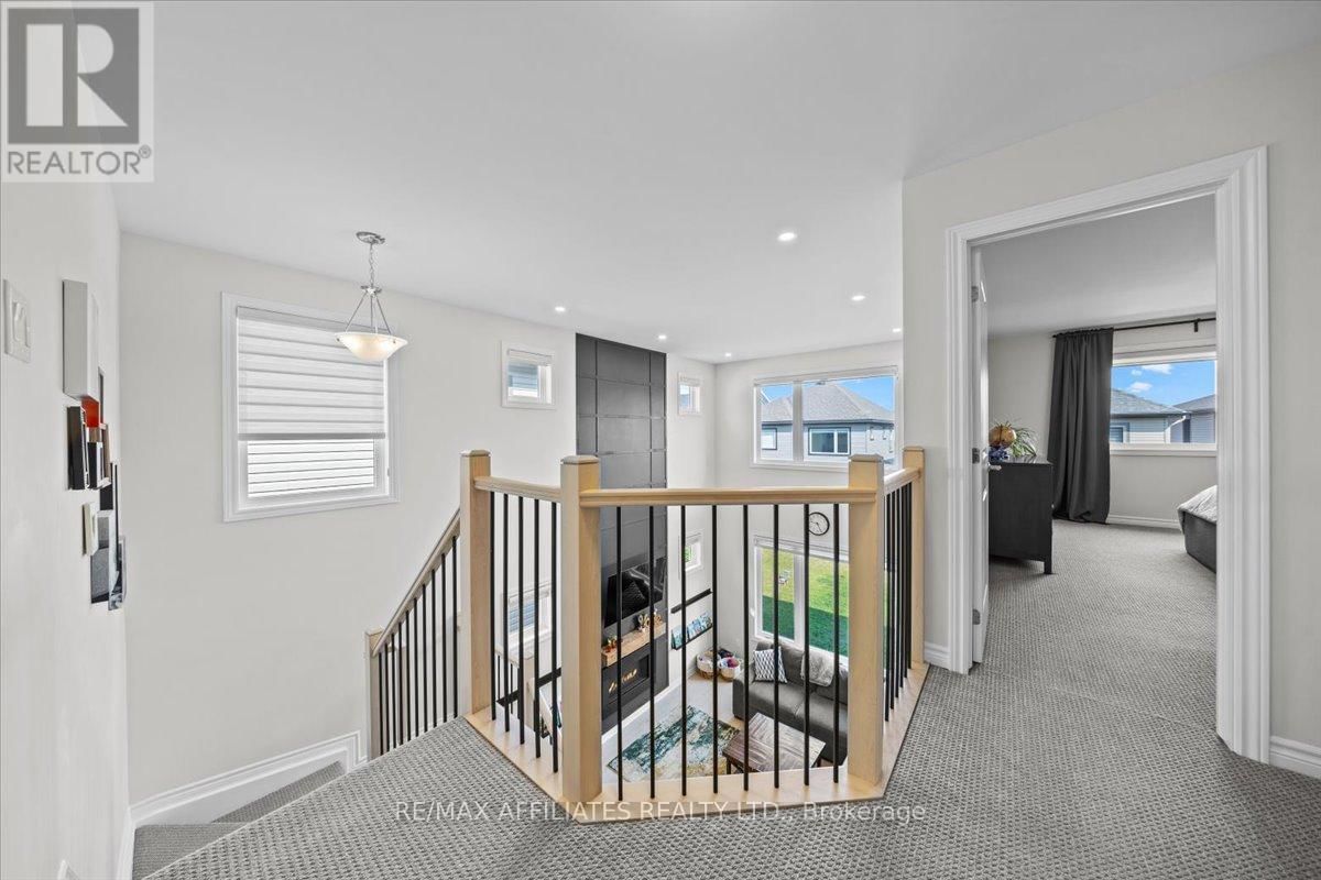 329 SPREADWING WAY Image 16