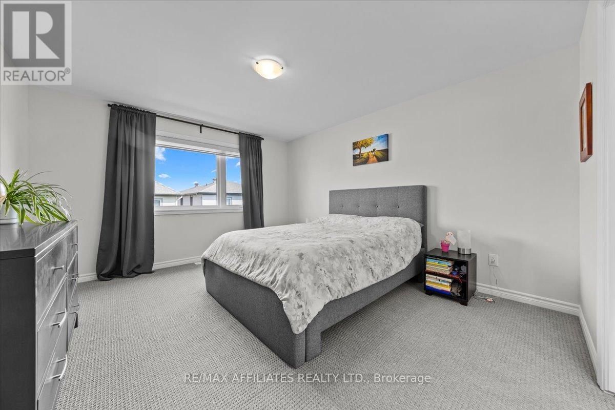 329 SPREADWING WAY Image 17