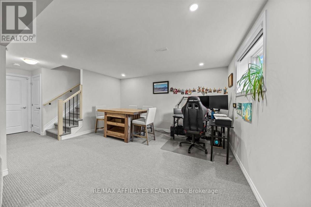 329 SPREADWING WAY Image 28