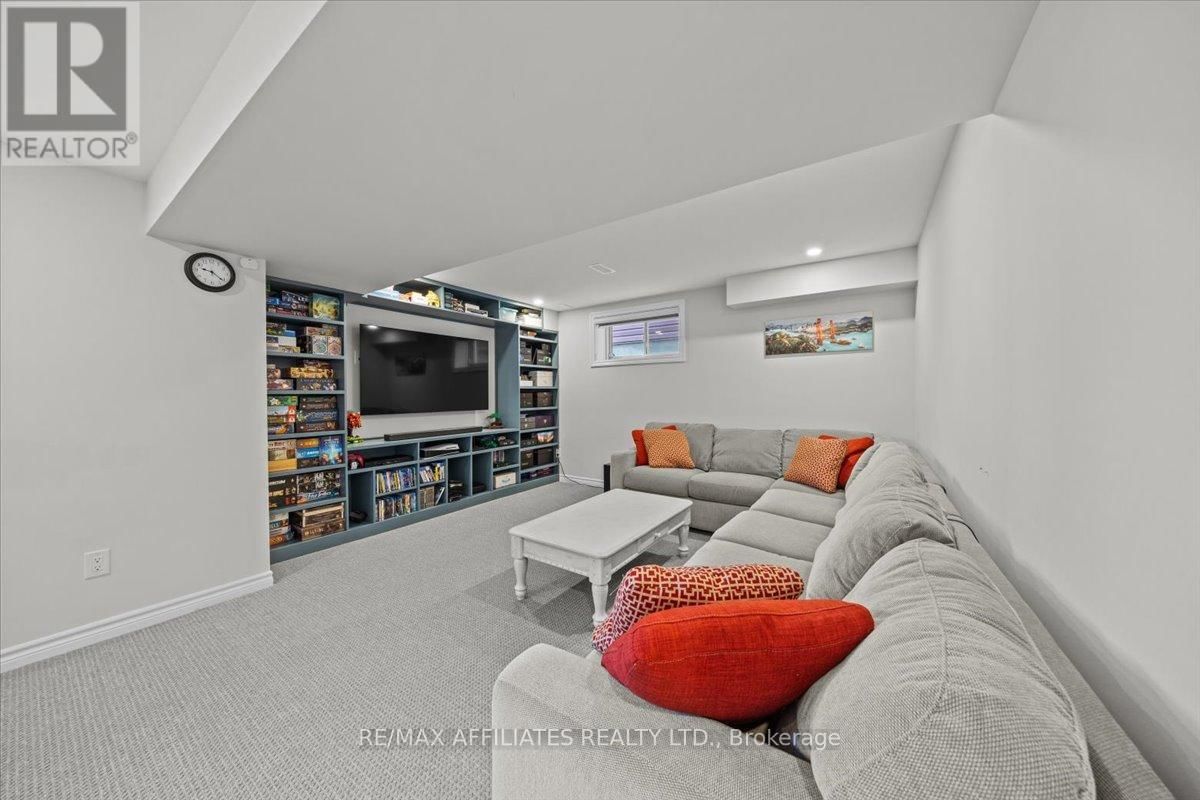 329 SPREADWING WAY Image 30