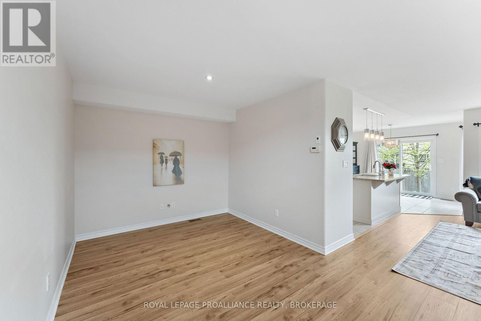 1569 DAVENPORT CRESCENT Image 10