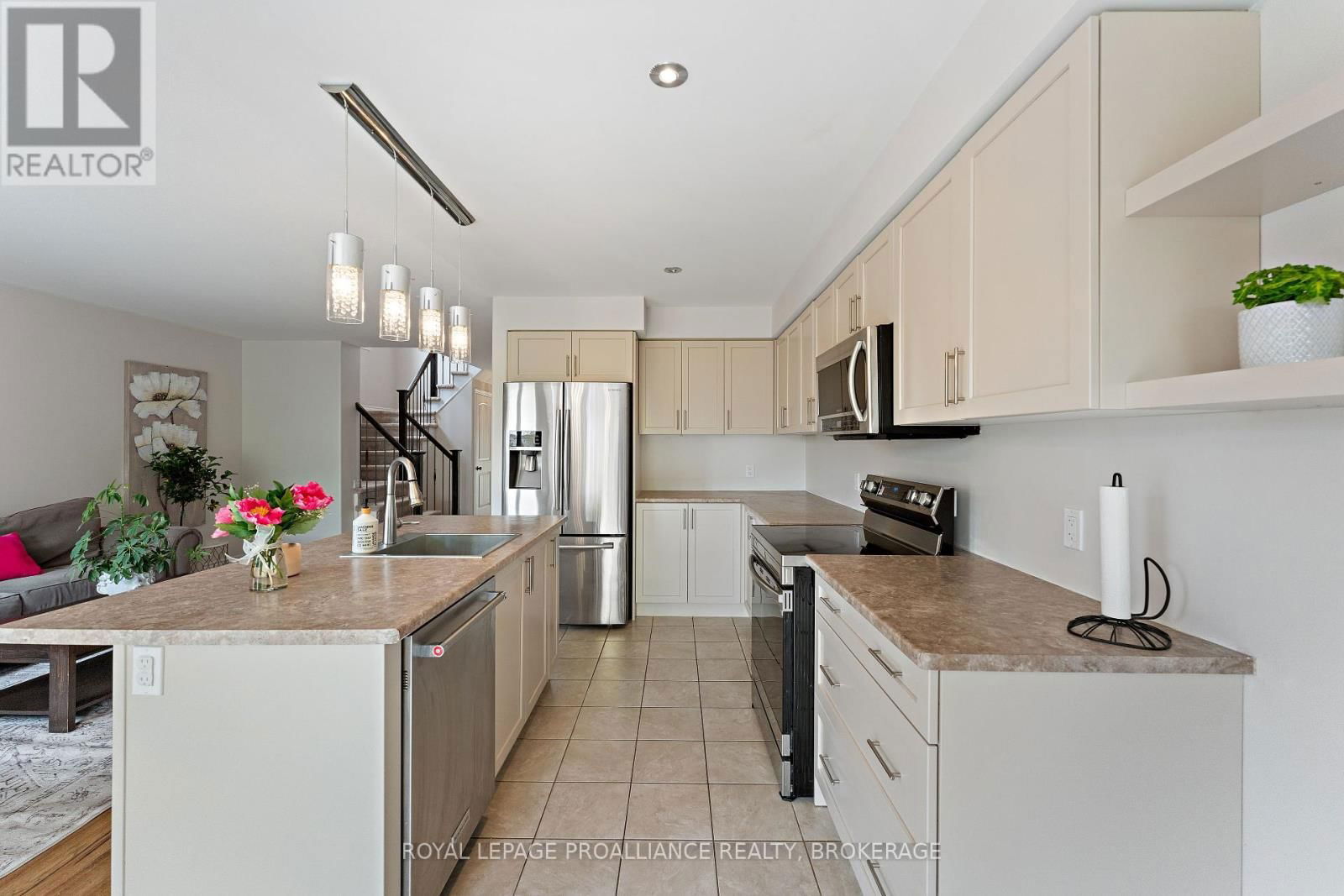 1569 DAVENPORT CRESCENT Image 12
