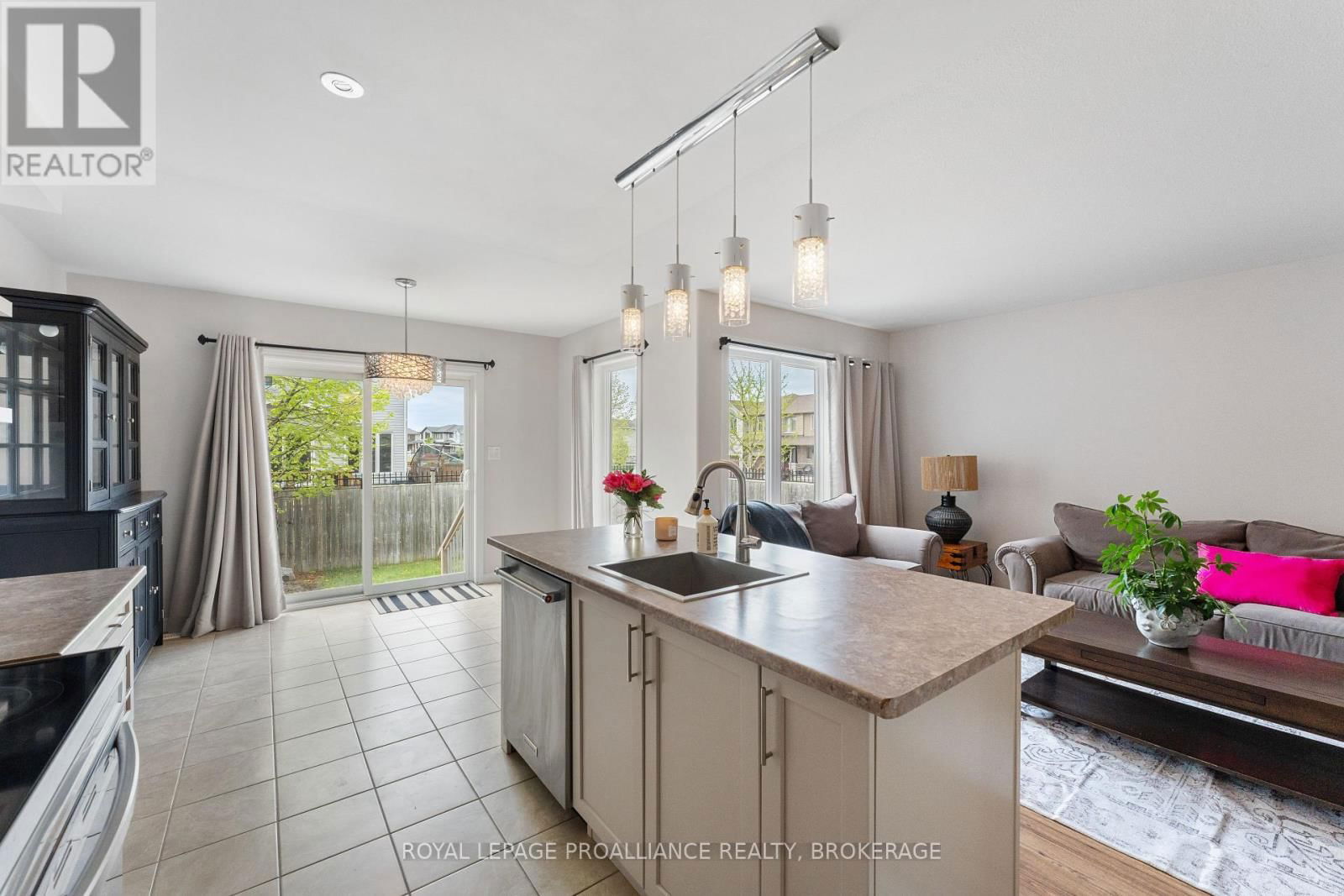1569 DAVENPORT CRESCENT Image 17