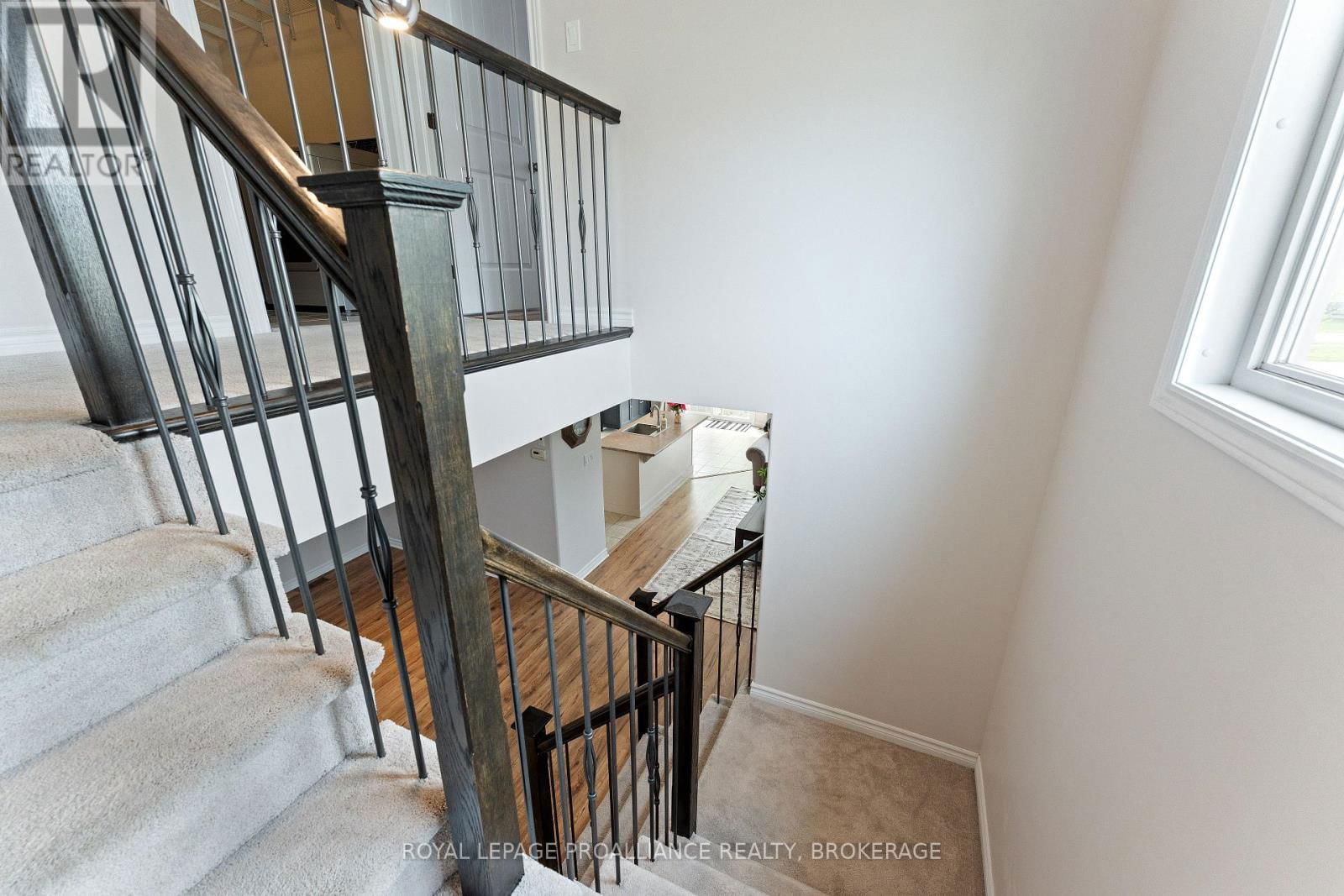 1569 DAVENPORT CRESCENT Image 18