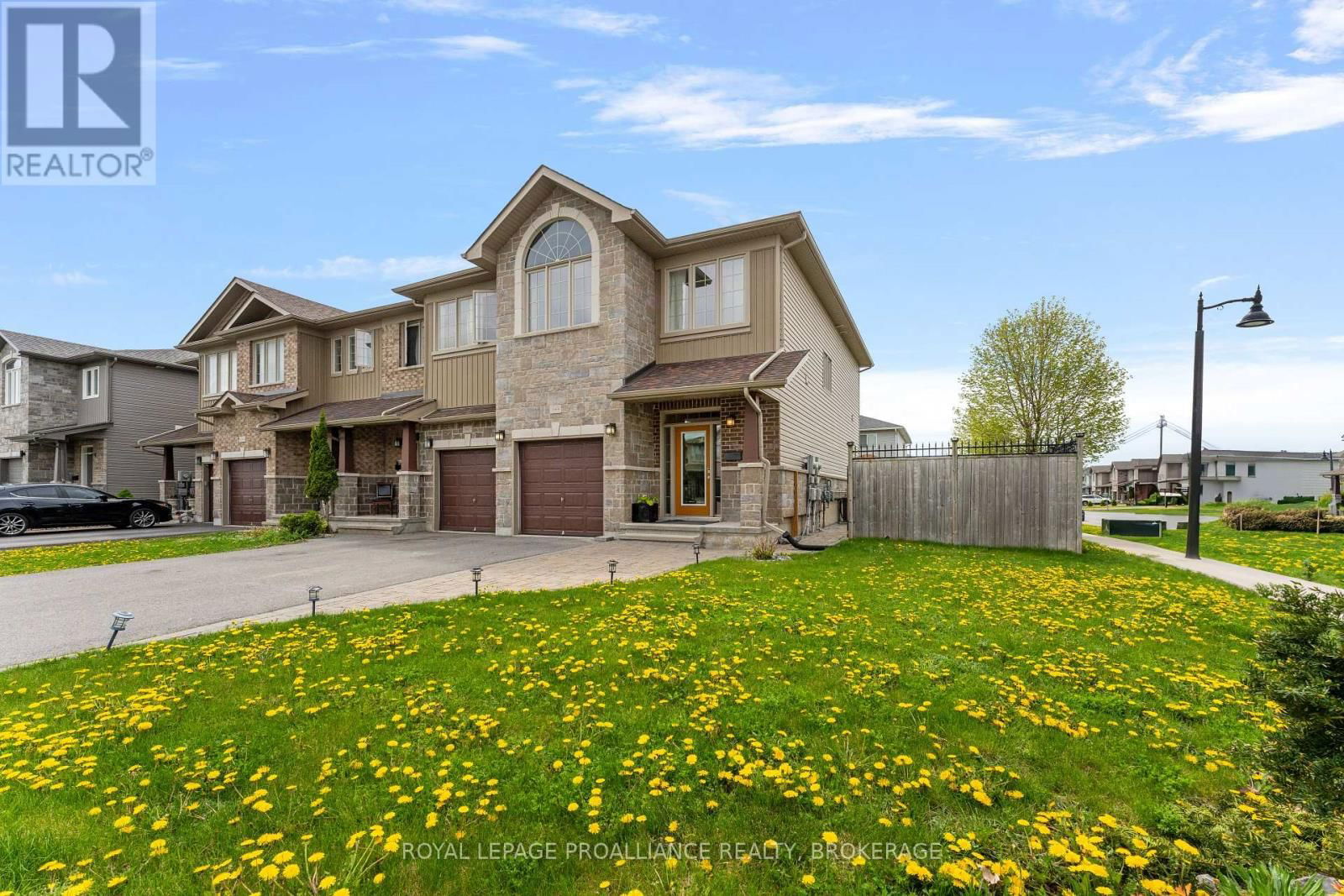 1569 DAVENPORT CRESCENT Image 2