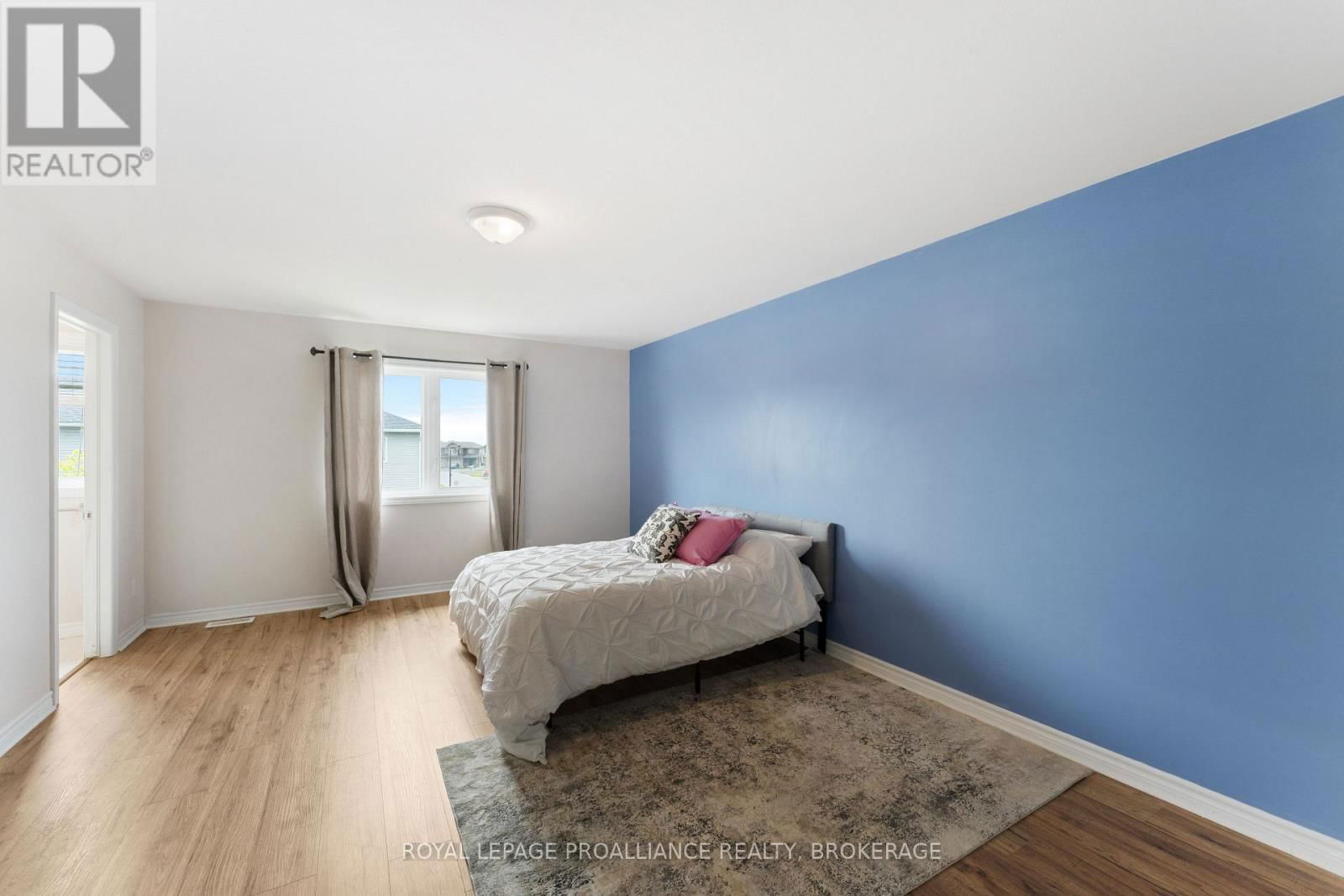 1569 DAVENPORT CRESCENT Image 20