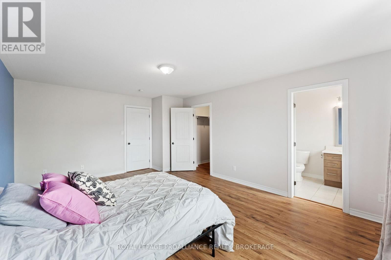1569 DAVENPORT CRESCENT Image 22
