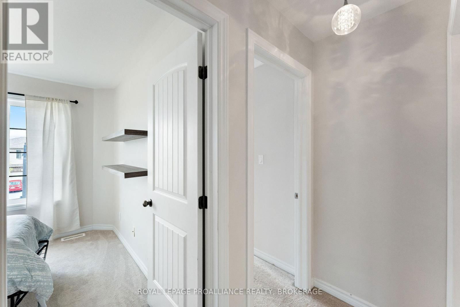 1569 DAVENPORT CRESCENT Image 27