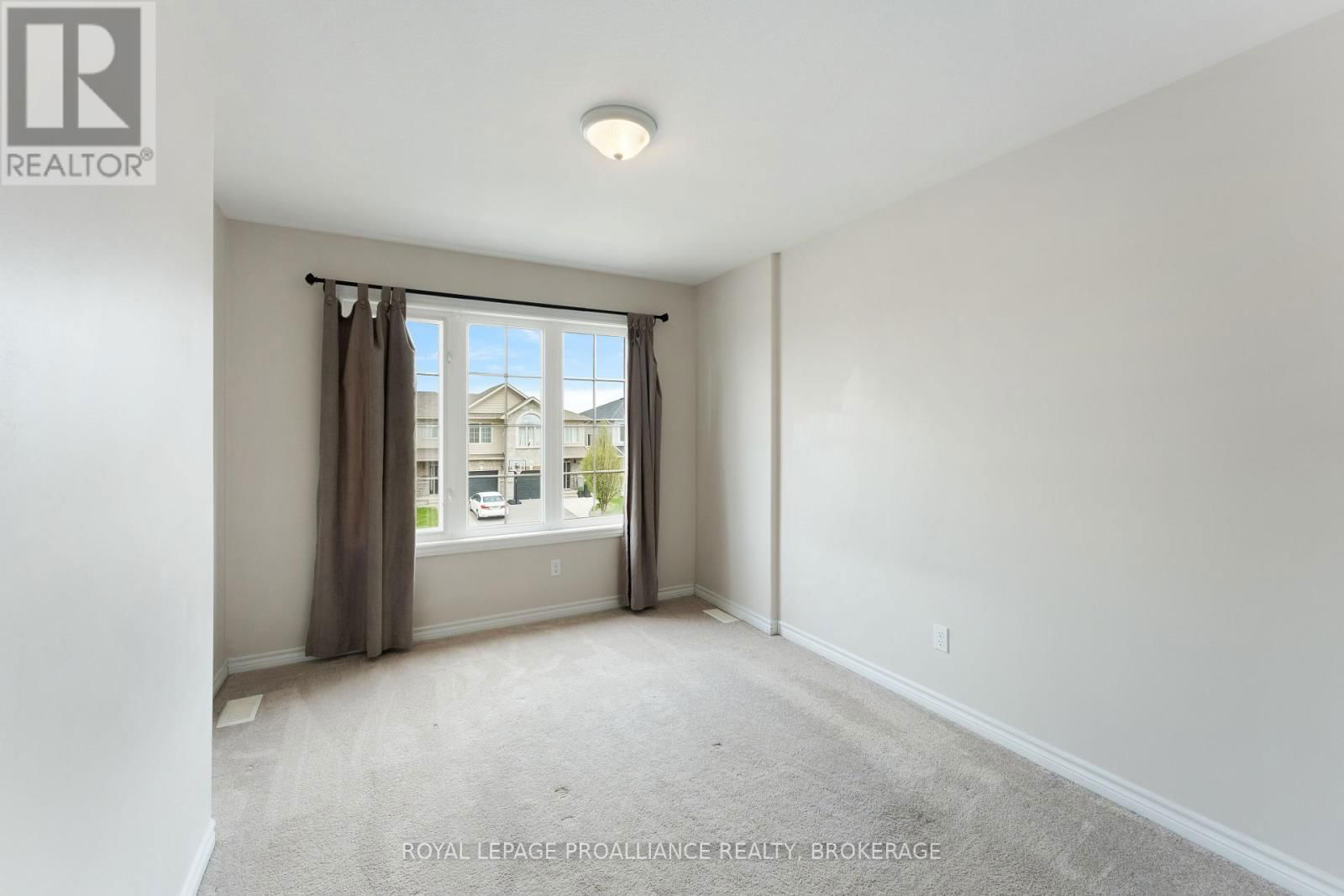 1569 DAVENPORT CRESCENT Image 31