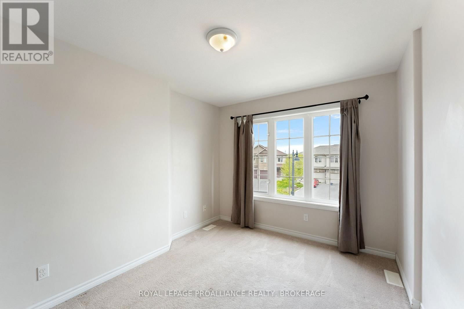 1569 DAVENPORT CRESCENT Image 32