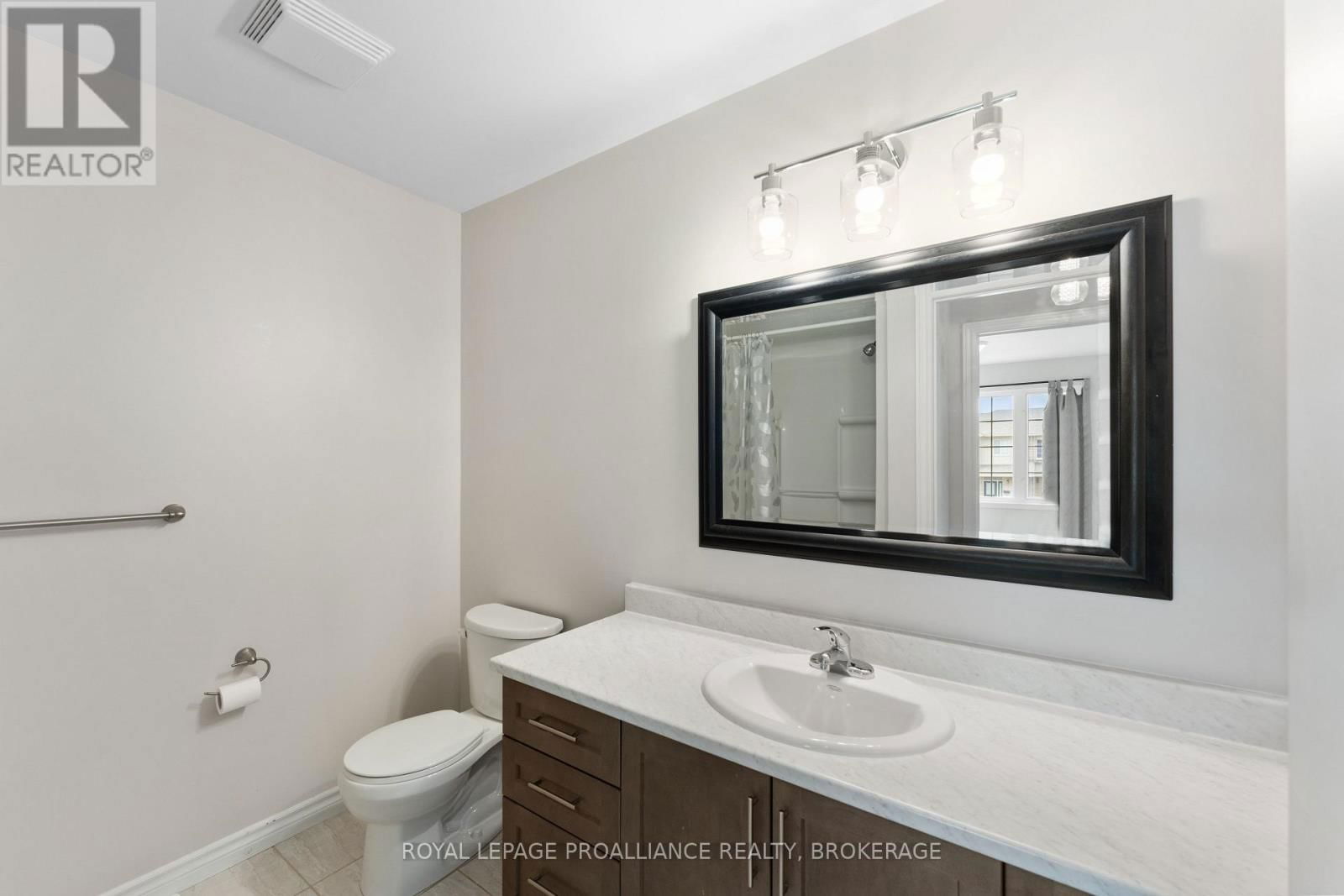 1569 DAVENPORT CRESCENT Image 33