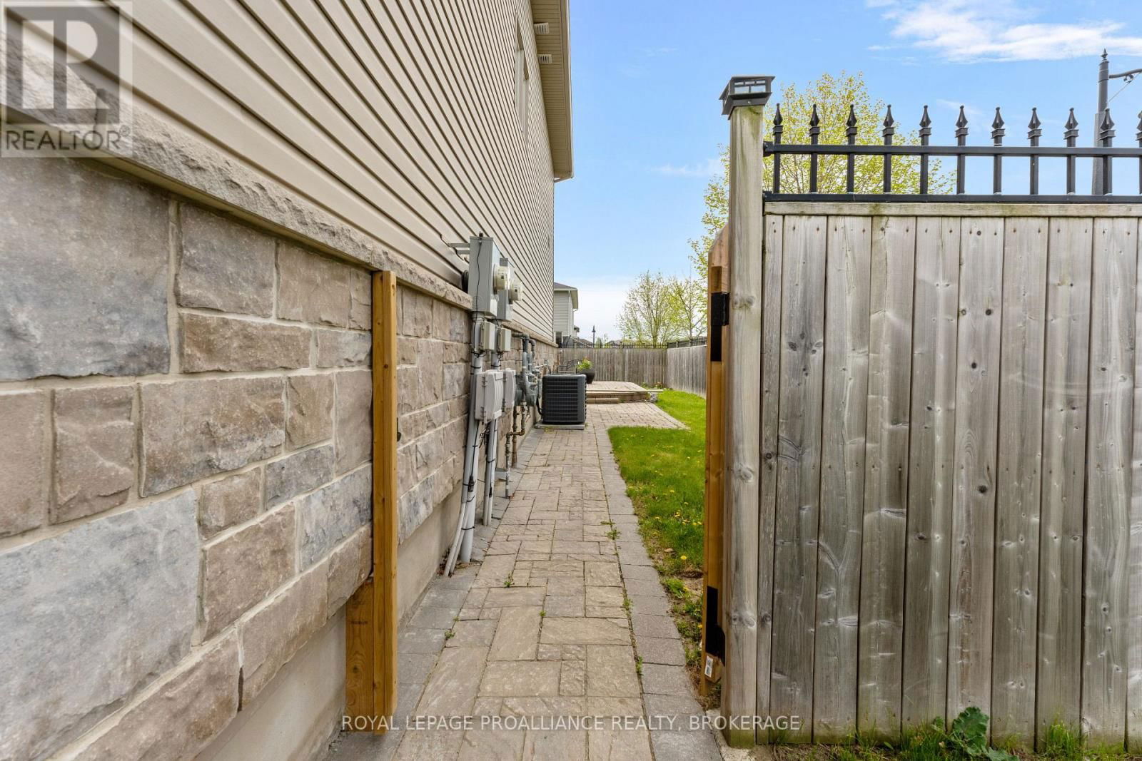 1569 DAVENPORT CRESCENT Image 35