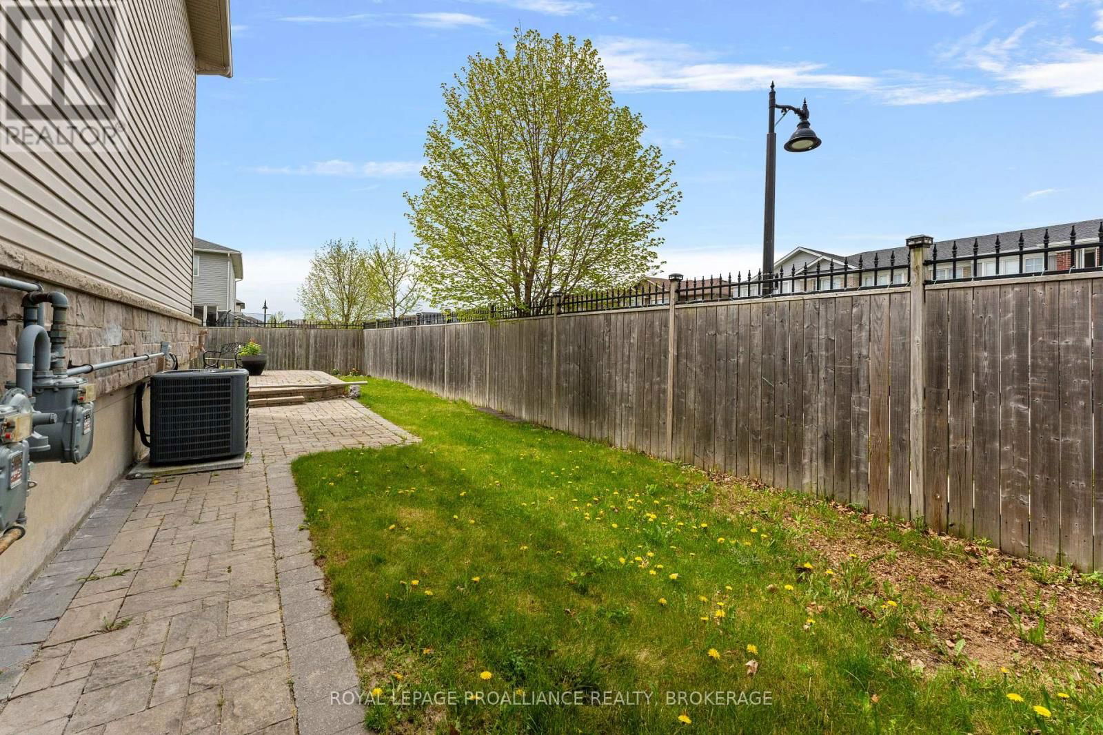 1569 DAVENPORT CRESCENT Image 36