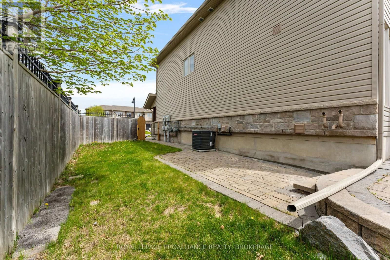 1569 DAVENPORT CRESCENT Image 37