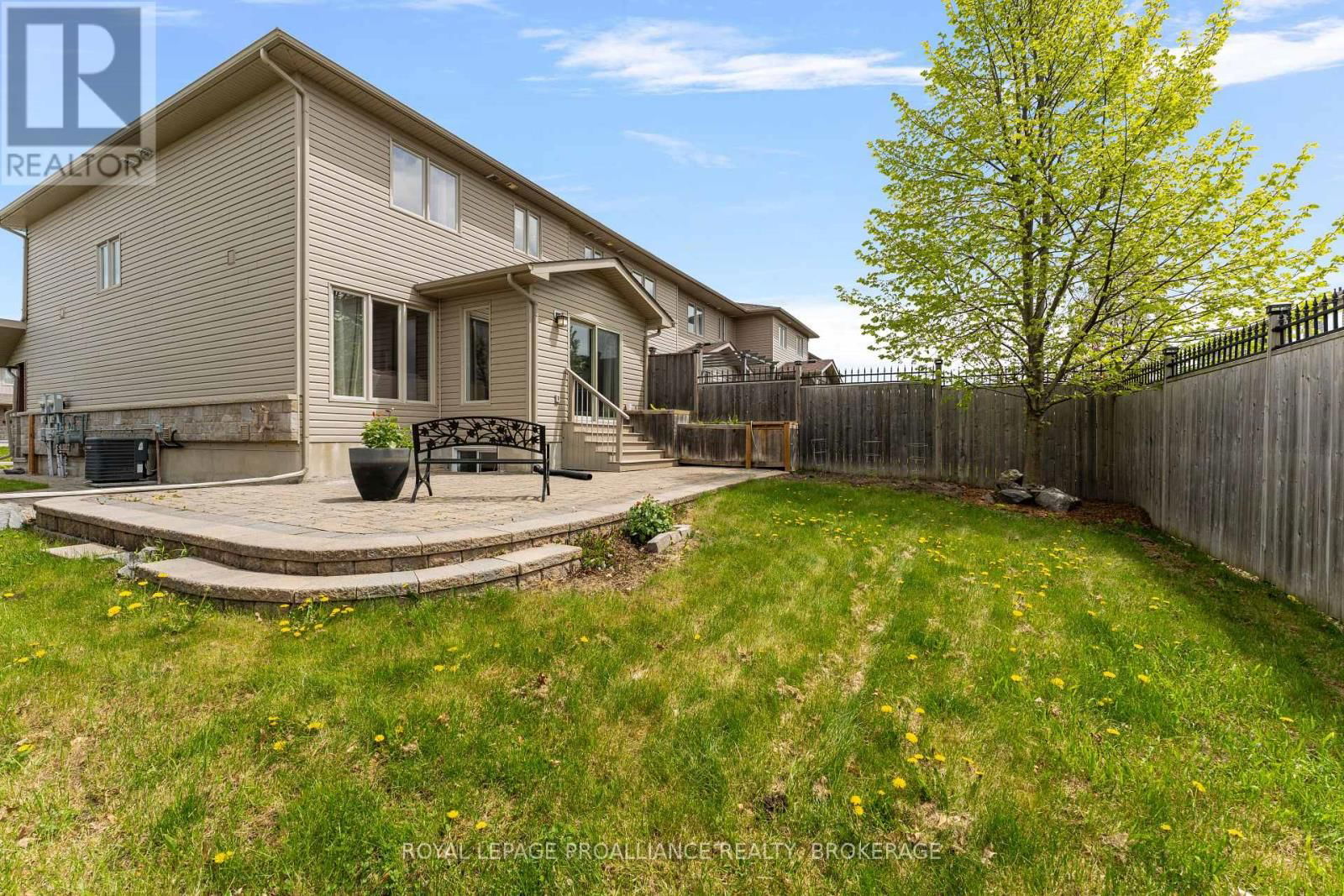 1569 DAVENPORT CRESCENT Image 38