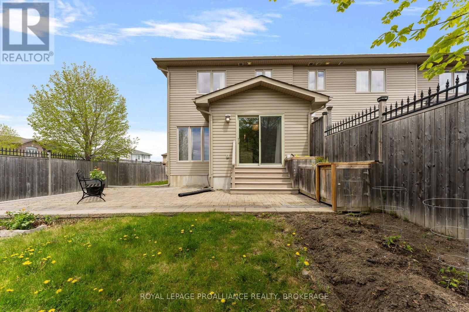 1569 DAVENPORT CRESCENT Image 39