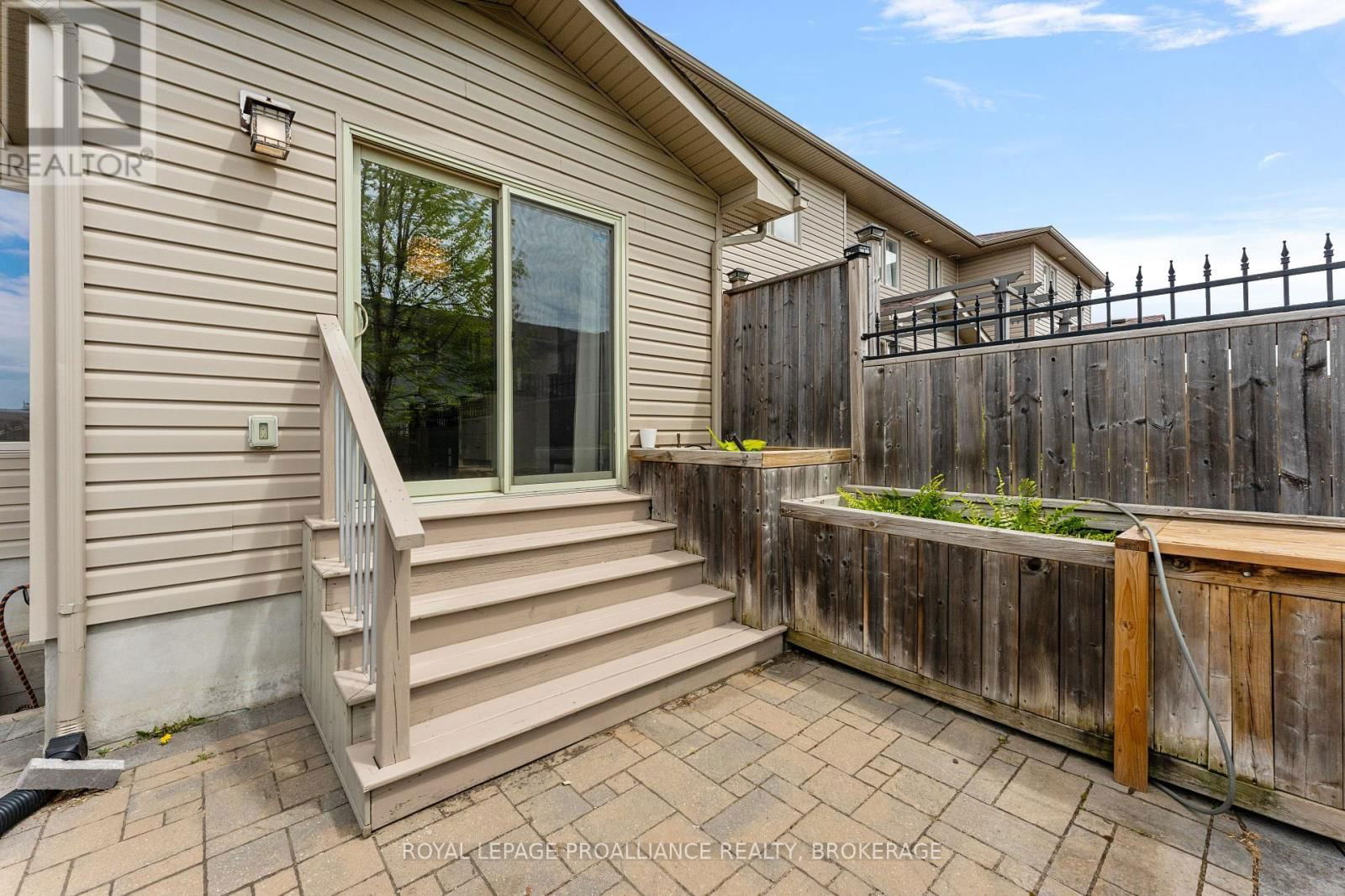 1569 DAVENPORT CRESCENT Image 40