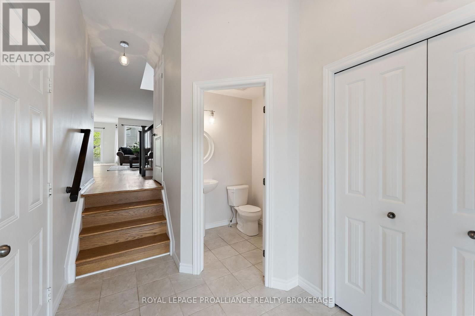 1569 DAVENPORT CRESCENT Image 5
