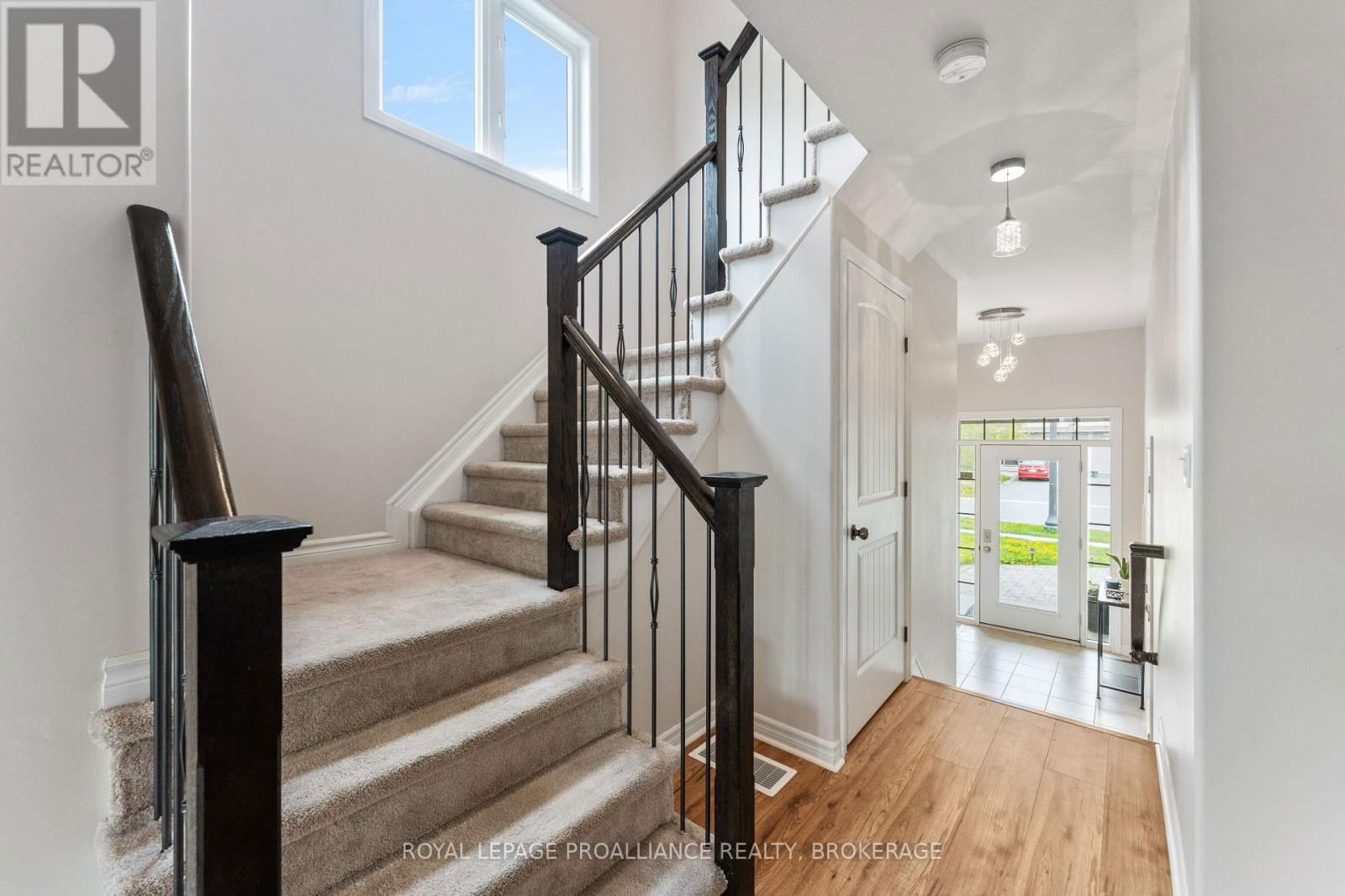 1569 DAVENPORT CRESCENT Image 8