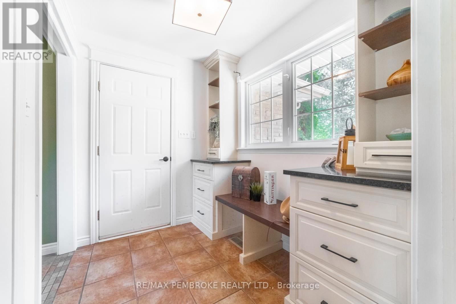 559 BLACK BAY ROAD Image 3