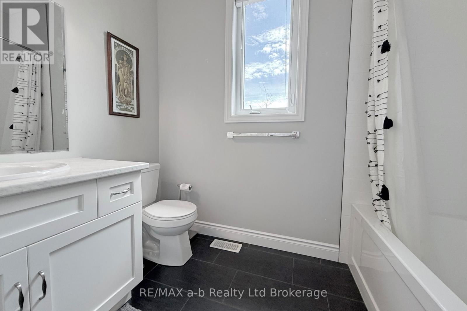 255 WEDGEWOOD DRIVE Image 24