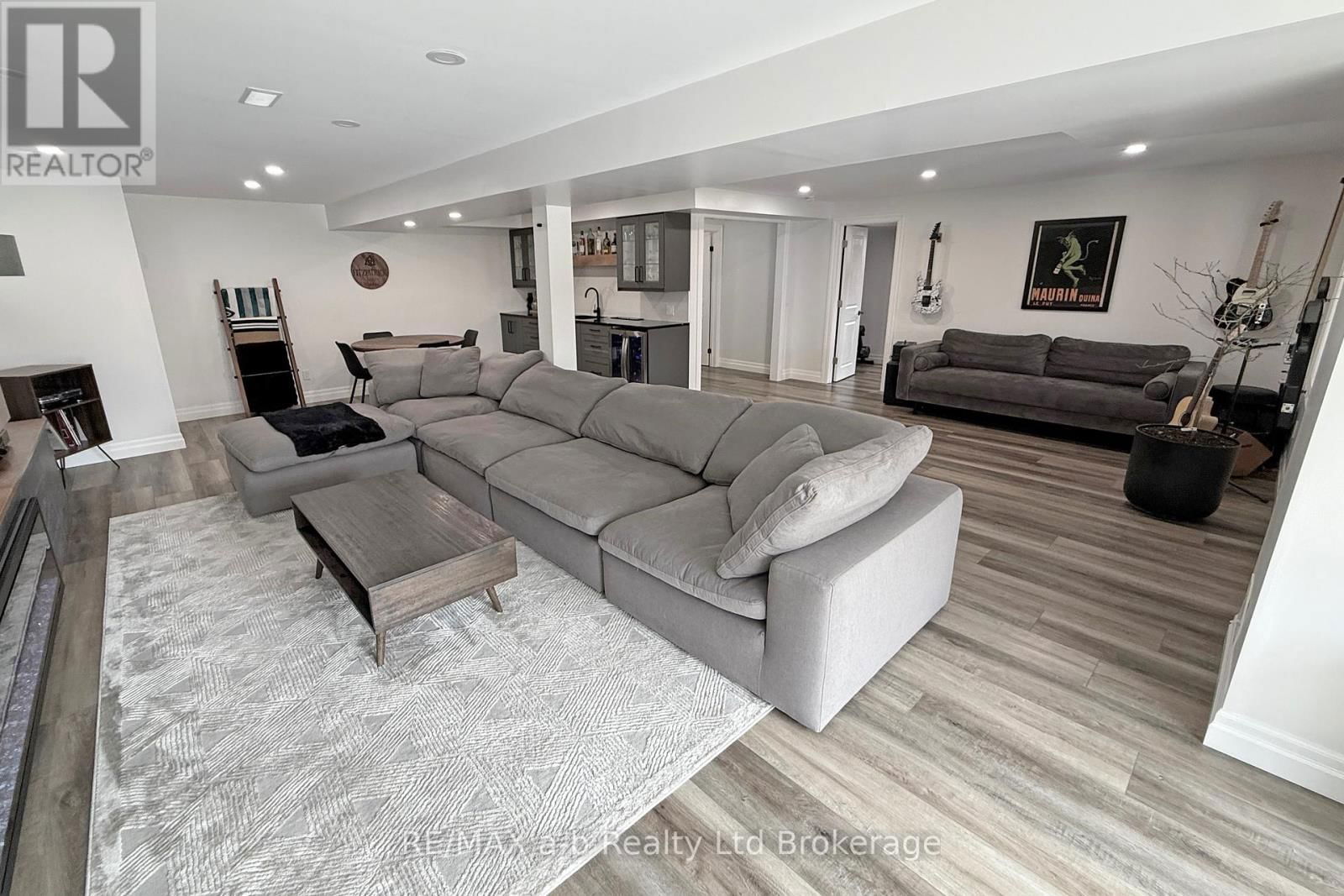 255 WEDGEWOOD DRIVE Image 29