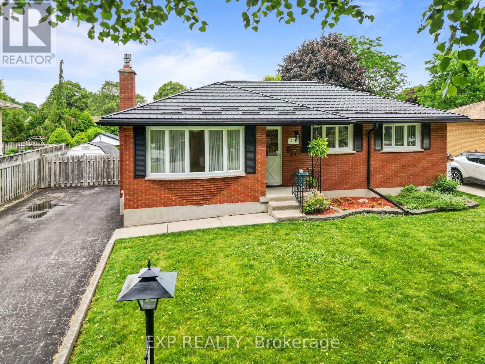 14 PICKWICK CRESCENT Image 1