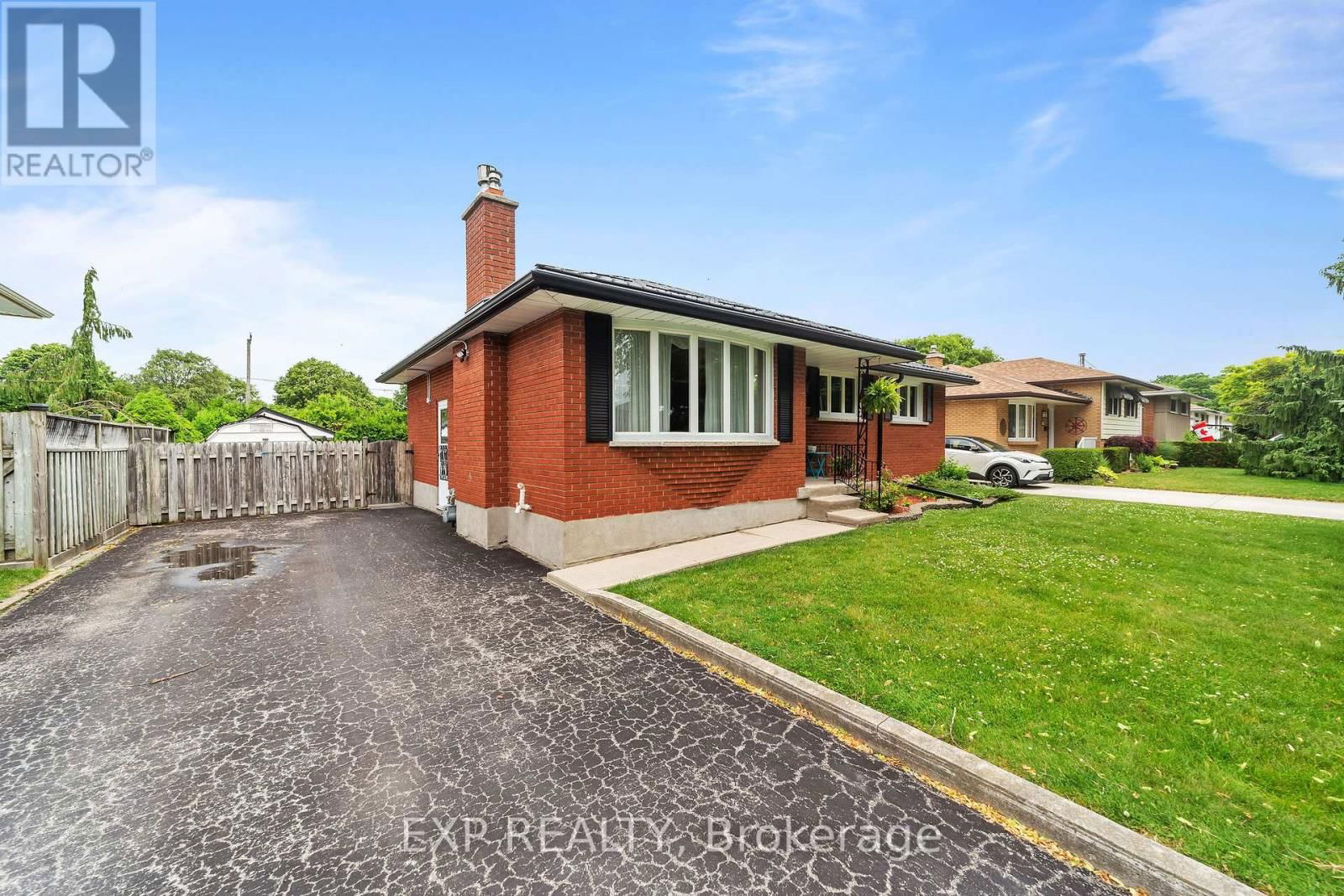 14 PICKWICK CRESCENT Image 3