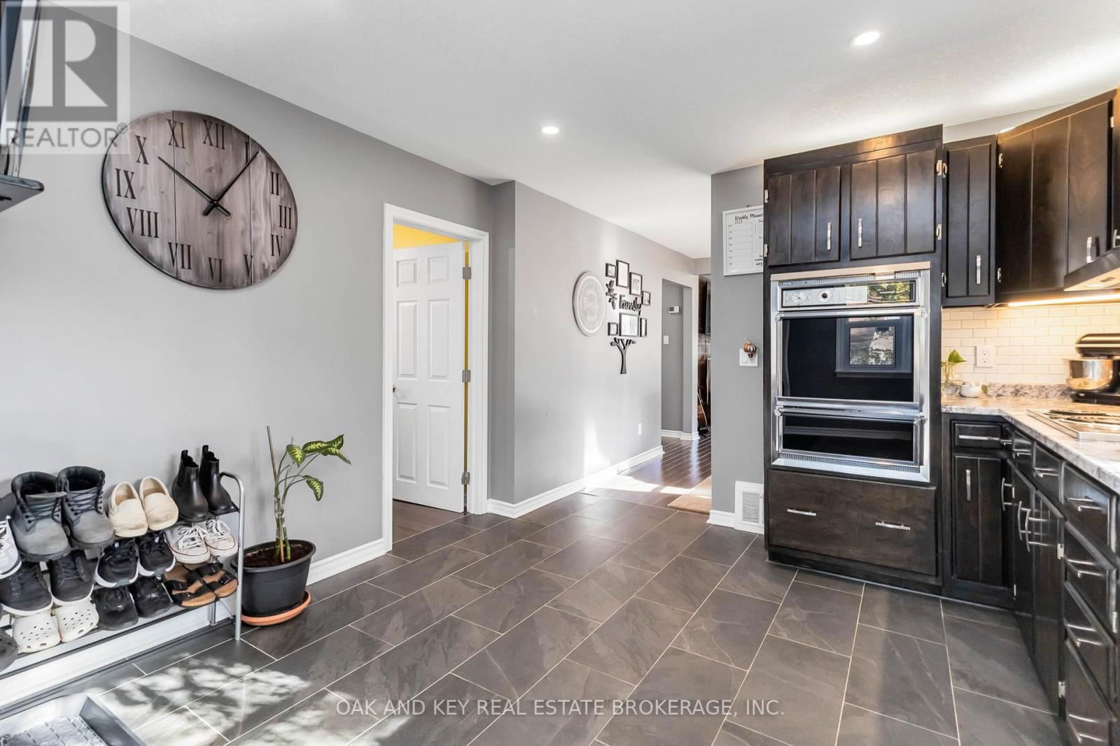 87 ELGIN STREET Image 16
