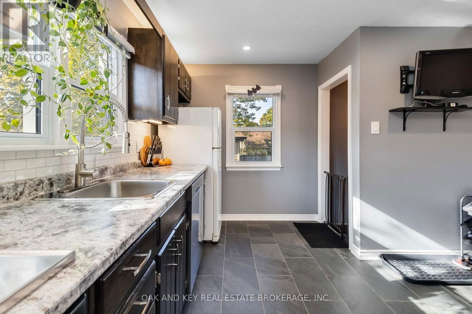 87 ELGIN STREET Image 19