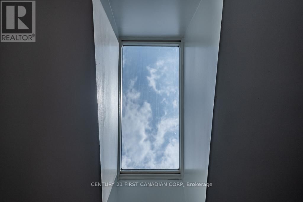 169 ASHLEY CRESCENT Image 25