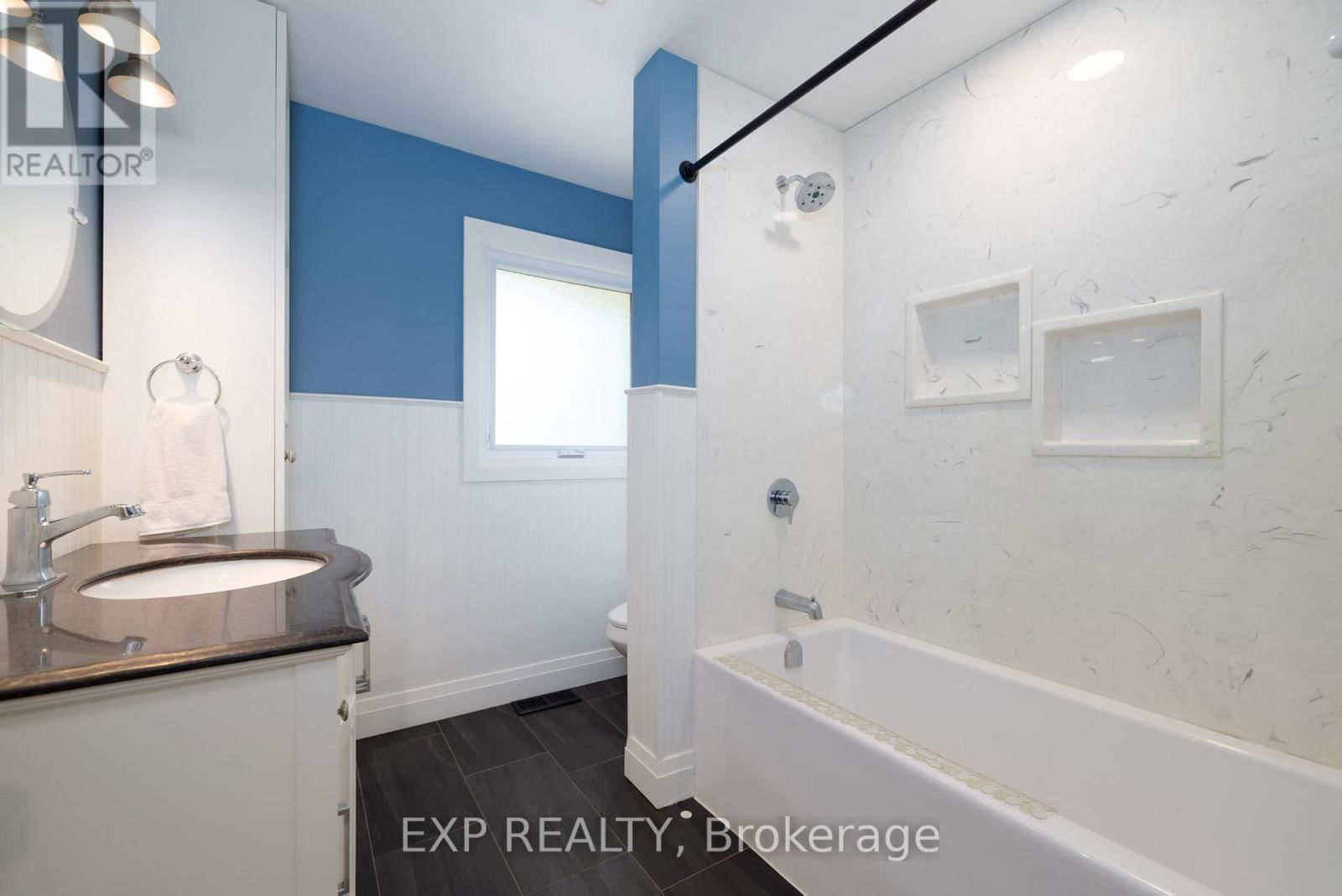 238 MINNIE STREET Image 17