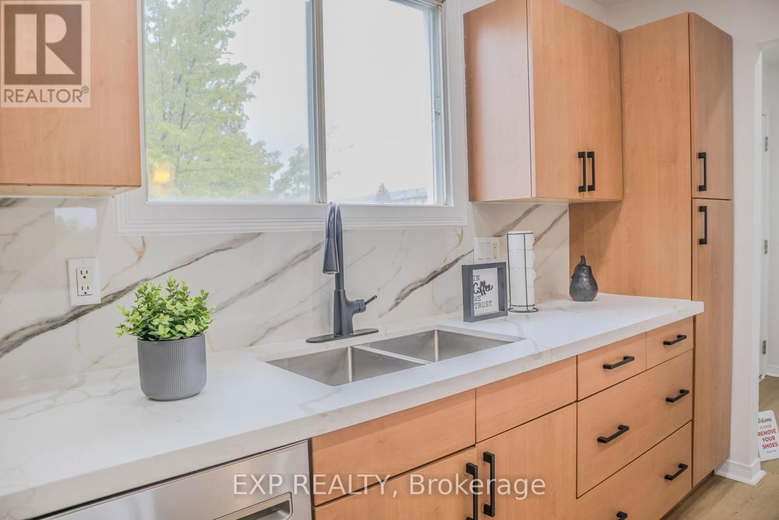 3 - 249 CAMELOT COURT Image 11