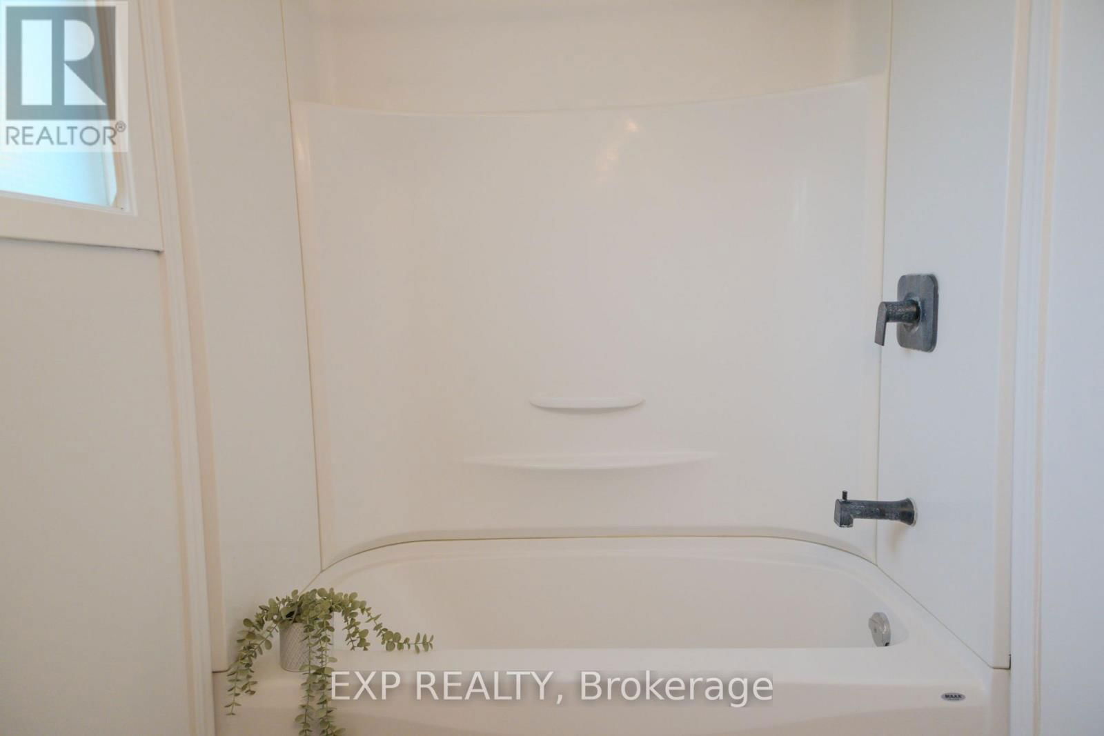 3 - 249 CAMELOT COURT Image 33