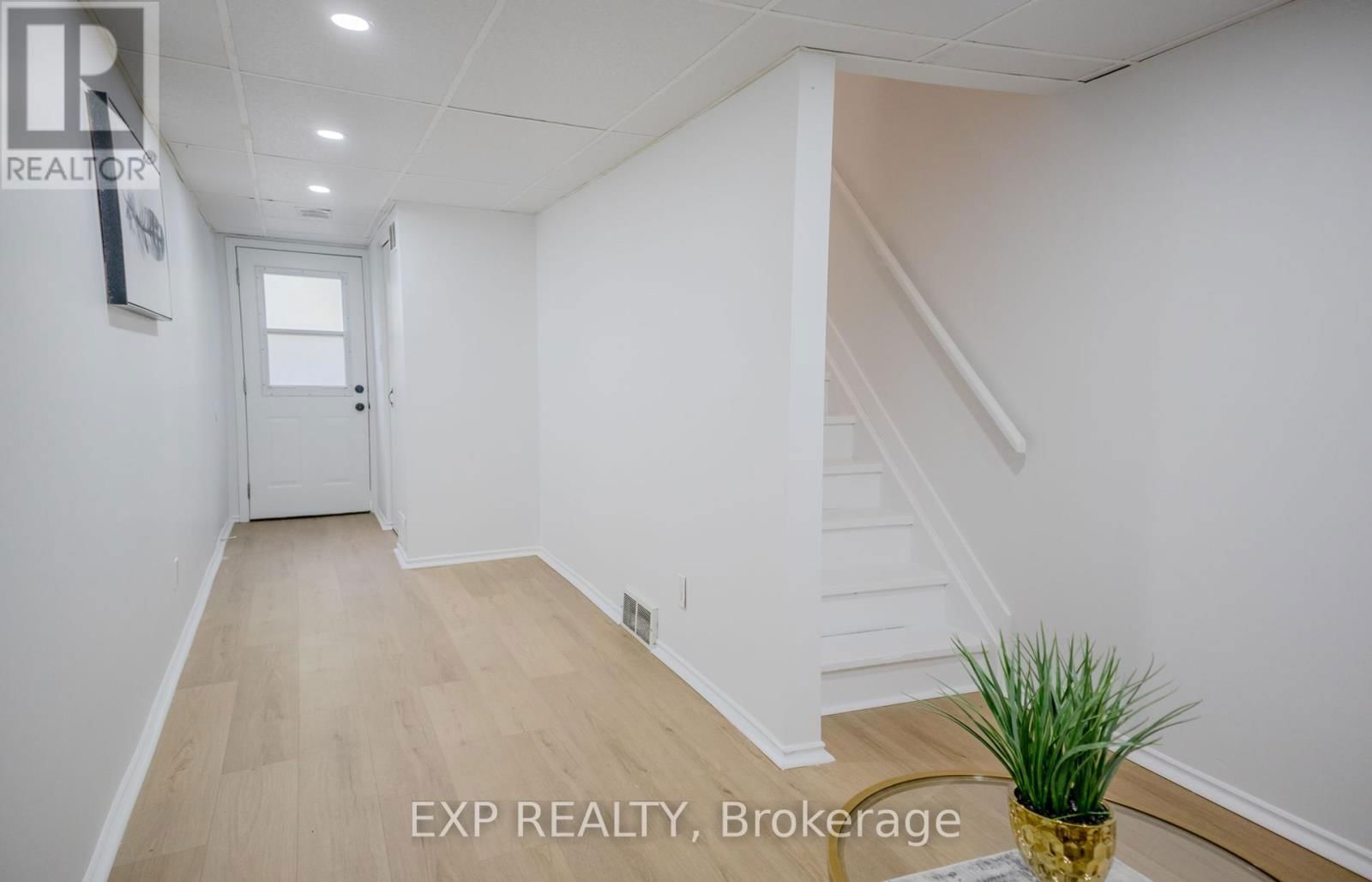 3 - 249 CAMELOT COURT Image 34