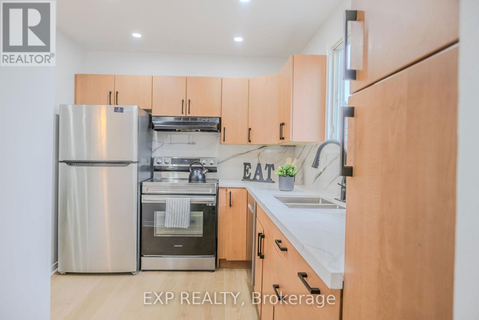 3 - 249 CAMELOT COURT Image 8