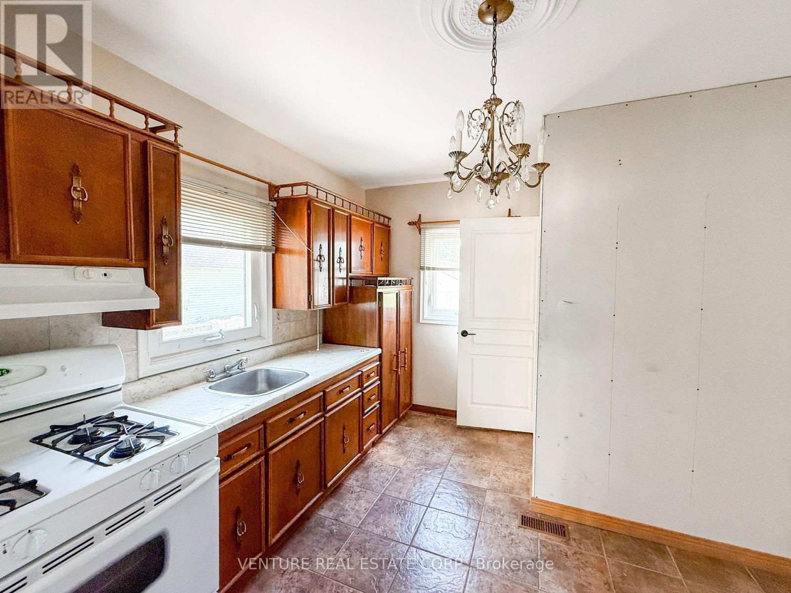 177 GORDON STREET Image 12