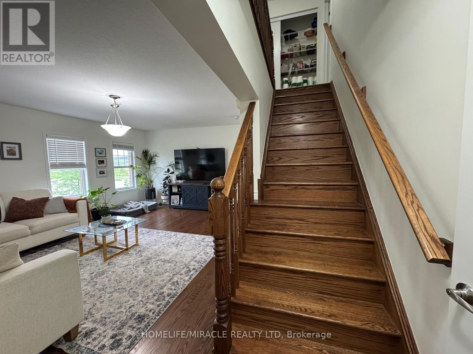36 OUTLOOK TERRACE Image 8